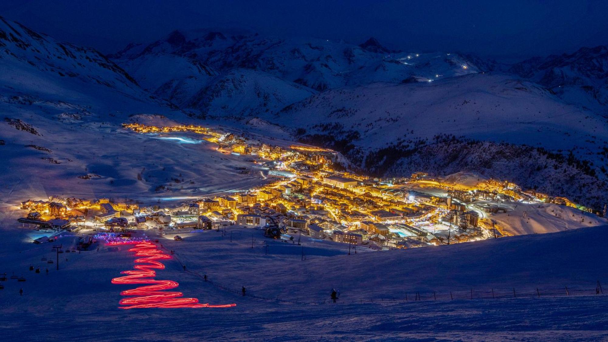 Chalet Alpe D'Huez 1850-Sea And Mountain Pleasure Avec 2 Appartements- 1 Appartement 3 Chambres 8 Couchages - 3 Salles D'Eau Et 1 Appartement 5 Chambres 12 Couchages 5 Salles D'Eau - Jacuzzi Et Sauna -Pieds Des Pistes Et Centre Luaran gambar
